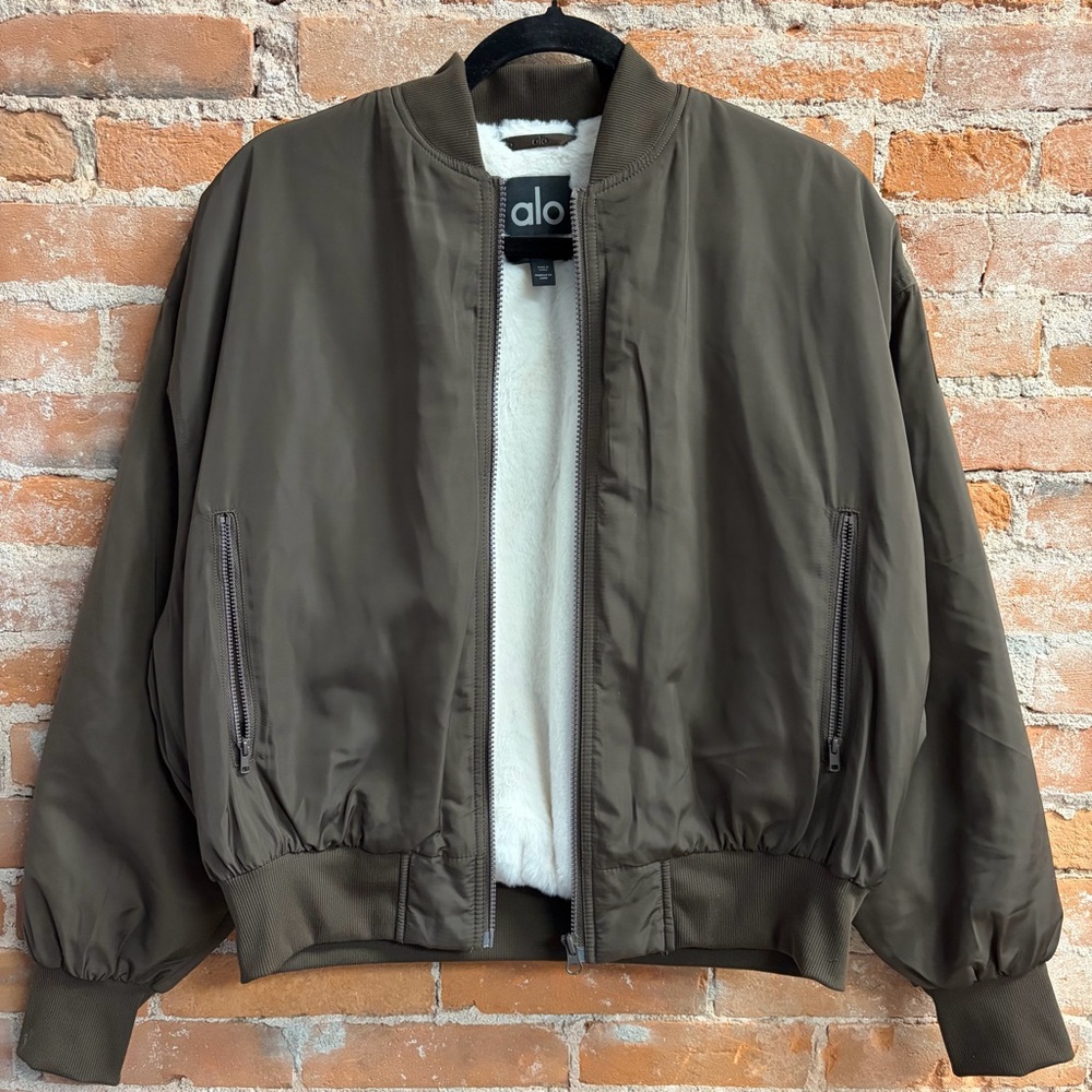 ALO Yoga Urbanite Brown Bomber Jacket Faux Fur Lining Zip Pockets Women’s Small